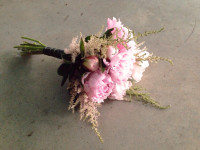 Ramo de novia de paeonias en tonos rosas. Flores boda. Rebolledo Floristas.