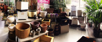 Rincón de ofertas en jardineras de cerámica, madera, resina y metal en nuestro centro de jardinería