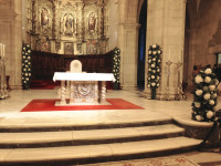 Decoración de altar con columnas de flores, en la Catedral de Santander. Flores boda. Rebolledo Floristas.