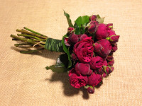Bouquet de novia de rosas inglesas, en tonos rojos. Flores boda. Rebolledo Floristas.