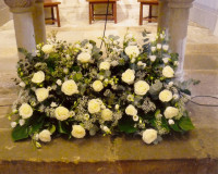 Centro floral de tonos blancos, para la decoración de iglesia. Flores boda. Rebolledo Floristas.