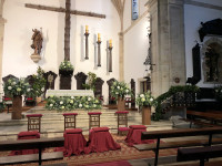 Decoración con centro de hortensias en la iglesia de Comillas. Flores boda. Rebolledo Floristas.