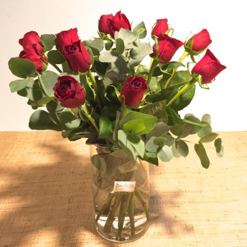 12 rosas rojas en jarrón