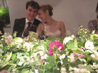 Detalle del centro floral de la mesa de los novios en una boda. Flores boda. Rebolledo Floristas.