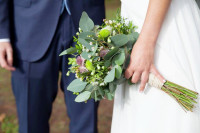 Ramo de novia, con flores silvestres y ramaje de eucalipto. Flores boda. Rebolledo Floristas.