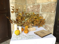 Decoración con ramaje y fruta seca de la mesa de firmas de una boda. Flores boda. Rebolledo Floristas.