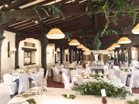 Decoración floral de boda con centros y ramaje para restaurante Finca de San Juan. Flores boda. Rebolledo Floristas.