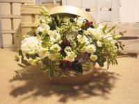 Sombrerera circular con flores blancas, para cumpleaños. Rebolledo Floristas. Santander, Cantabria