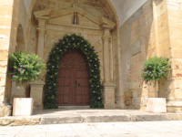 Arco de flores a la entrada de la iglesia. Flores boda. Rebolledo Floristas.