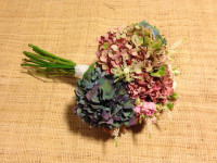 Bouquet de novia con hortensias otoñales, en rojos, morados y azules. Flores boda. Rebolledo Floristas.