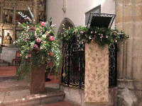 Detalles flores en el altar de la basílica de Llanes. Flores boda. Rebolledo Floristas.