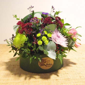 Baúl con flores de colores variados de temporada