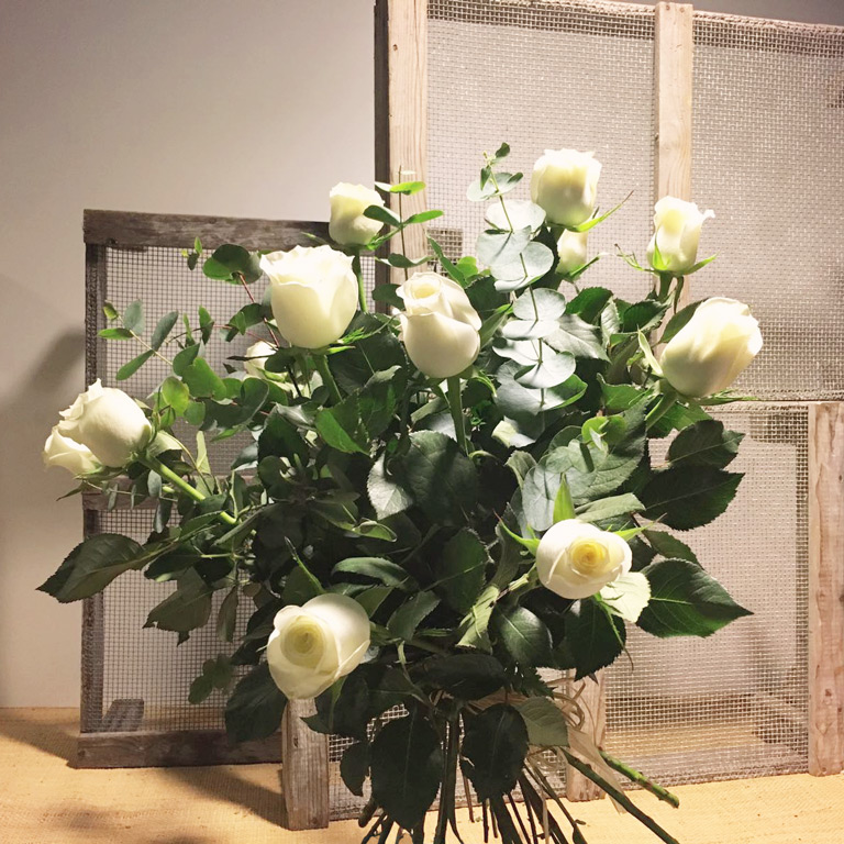 Ramo de 12 rosas blancas largas
