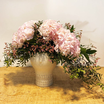 Mujer con hortensias-Rebolledo Floristas