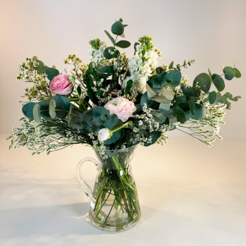 Jarra cristal con flor blanca y tono rosa-Rebolledo Floristas