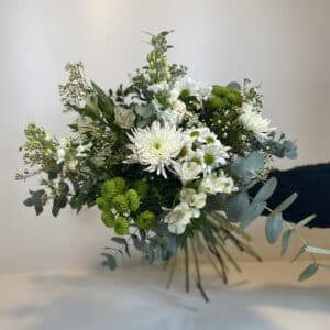 Hermoso ramo de flores variadas blancas y verdes.
