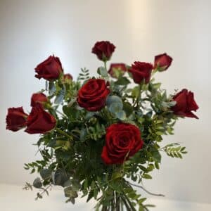 Ramo de rosas rojas con ramaje verde variado