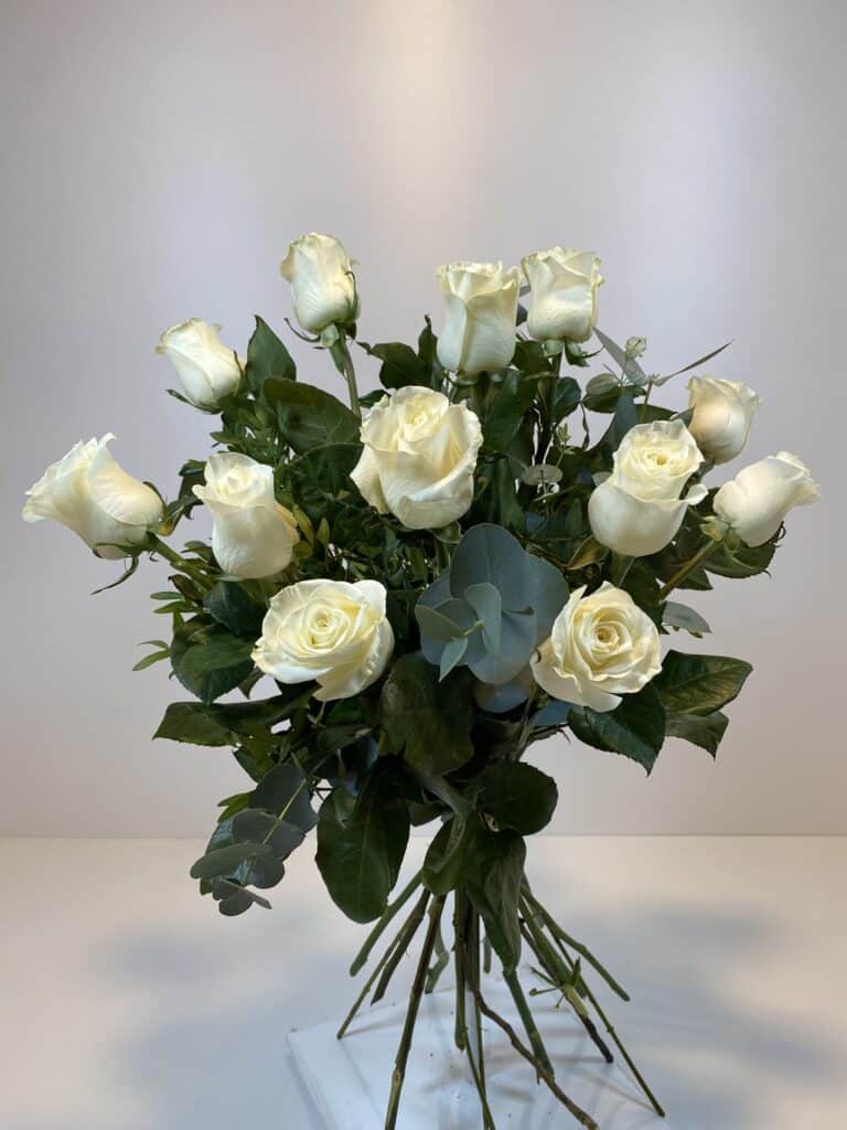 precioso ramo de rosas blancas con ramaje verde