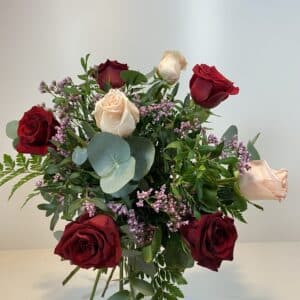 Precioso ramo de rosas en dos colores, rosa y rojo.