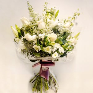 Ramo semiplano de flor variada en tonos blancos