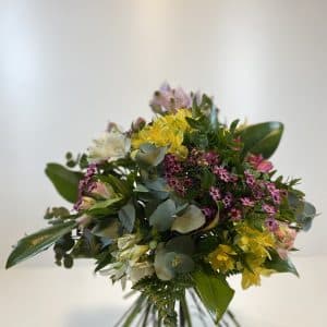 Ramo de alstroemeria en colores variados, acompañada de verdes y flores variadas.