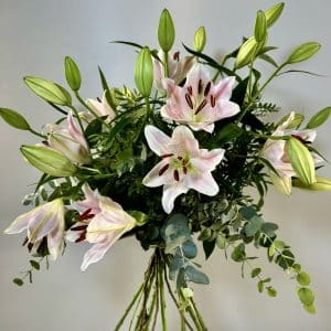 Ramo de lilium rosa con ramaje verde