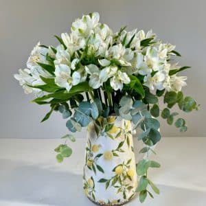 Jarra decorada con limones y bouquet de alstroemeria