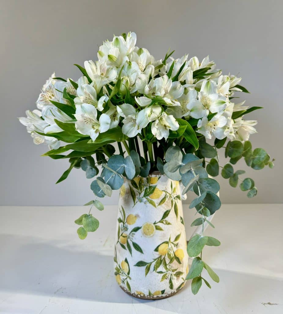 Jarra decorada con limones y bouquet de alstroemeria