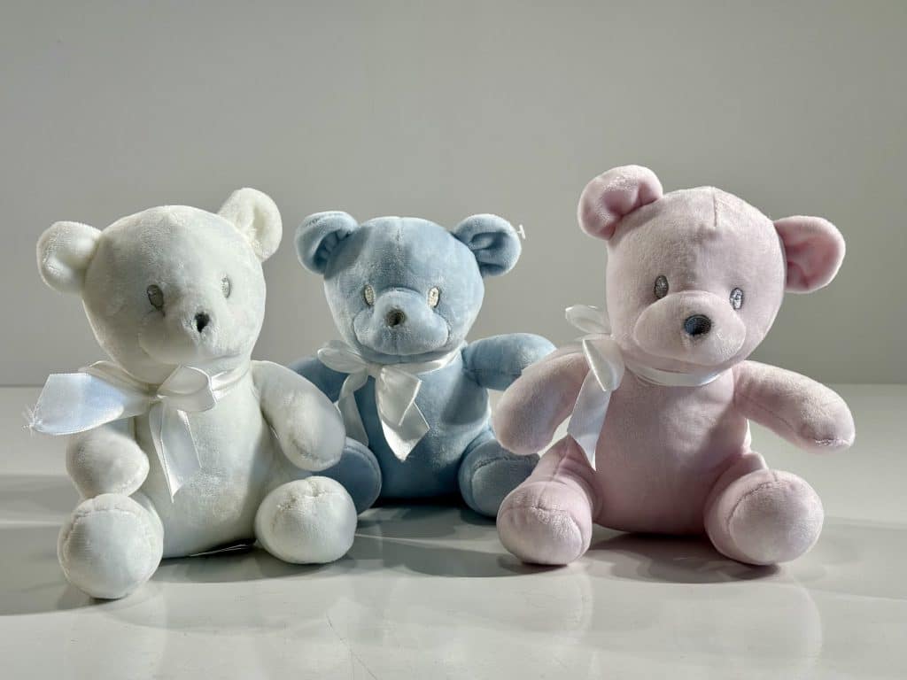 peluche en varios colores, blanco, rosa y azul.