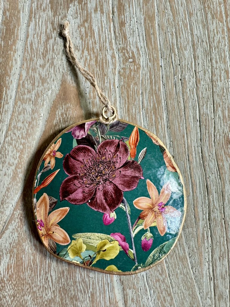 colgante en forma de bola con diseño de flores, ideal para decoraciones o complemento.