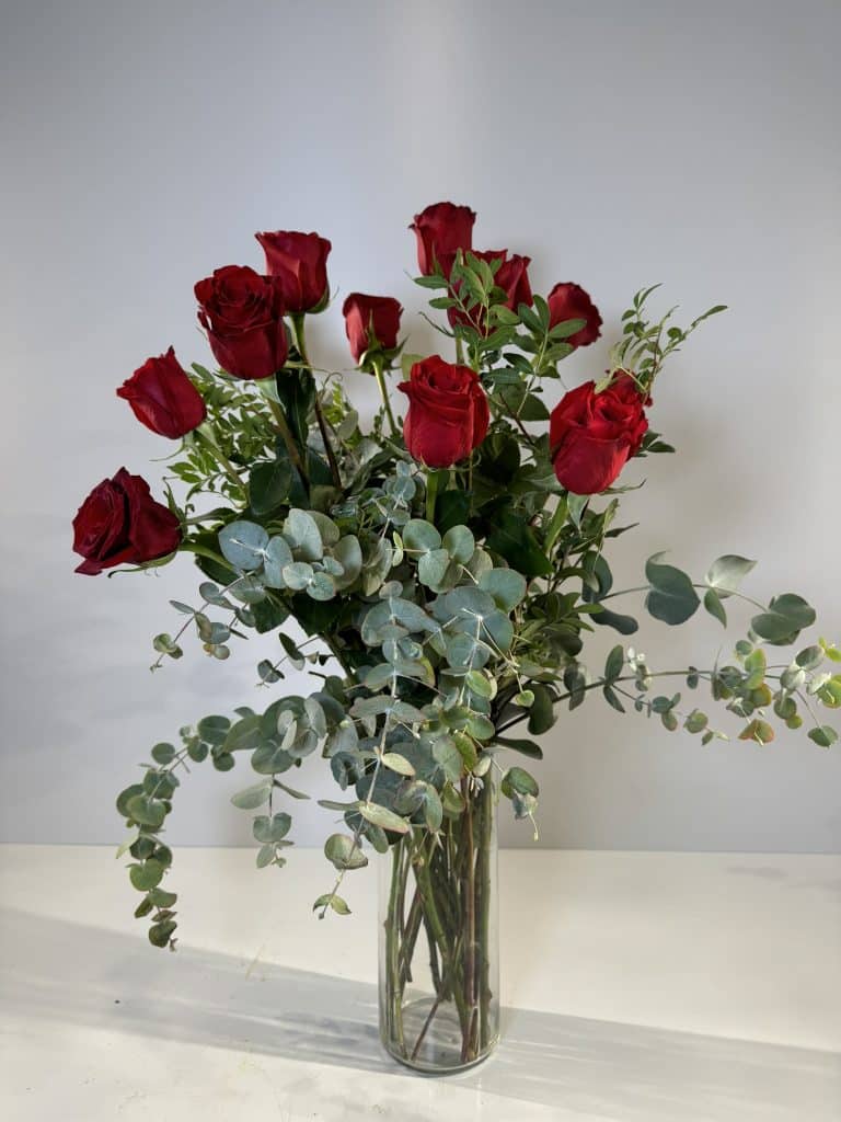 Jarrón de cristal con 12 rosas rojas o blancas