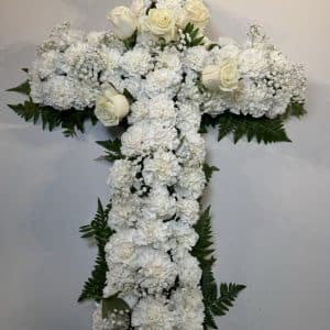 Arreglo para difunto en forma de cruz con rosas blancas y claveles