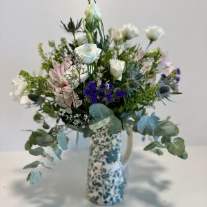 Jarrita decorada con flores silvestres
