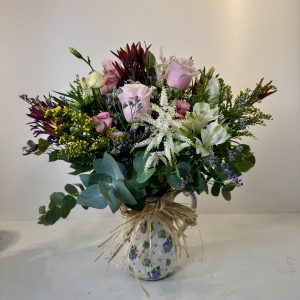 Jarrita decorada con flores silvestres