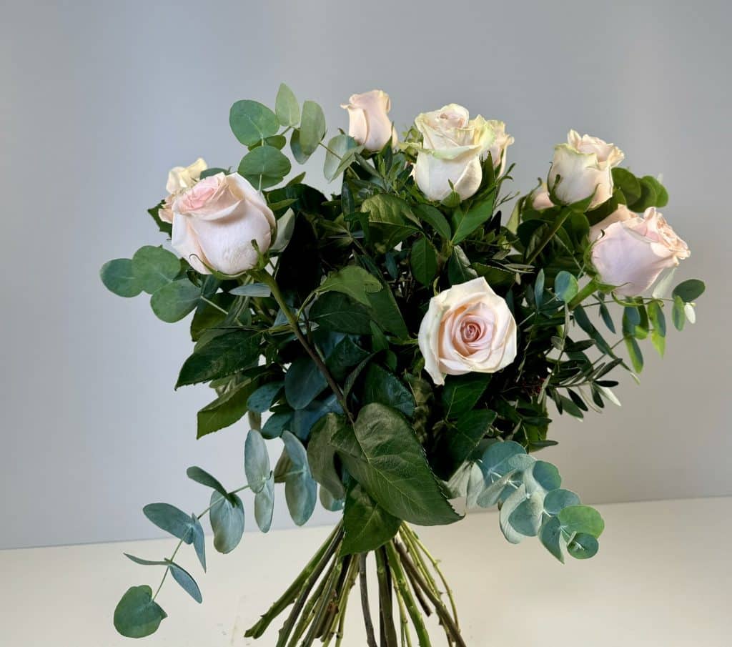 Ramo de rosas rosas, con verdes variados