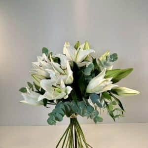 Ramo de lilium blanco y ramaje verde variado como el eucalipto