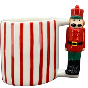 Taza navideña con cascanueces en el asa.