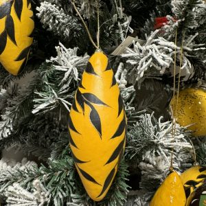 colgante navideño de madera en forma de lagrima amarilla.