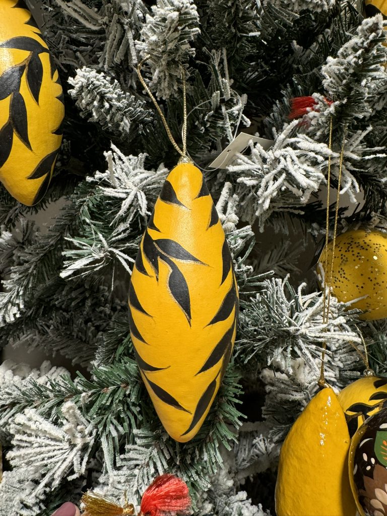 colgante navideño de madera en forma de lagrima amarilla.