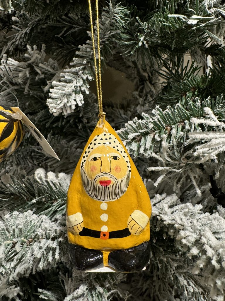 figura de gnomo amarillo para colgar en el árbol de navidad