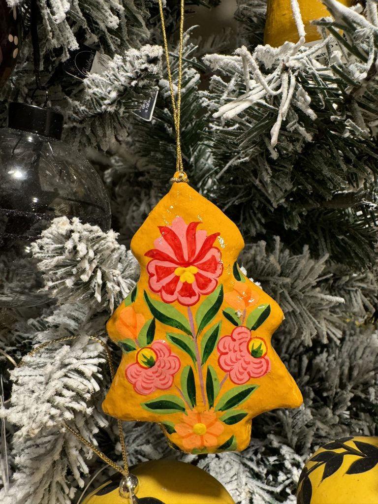 Adorno navideño en forma de árbol de navidad.