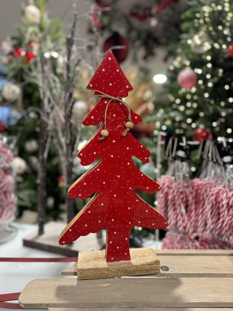figura de madera de árbol de navidad rojo