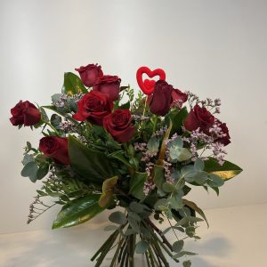 12 rosas rojas con corazón