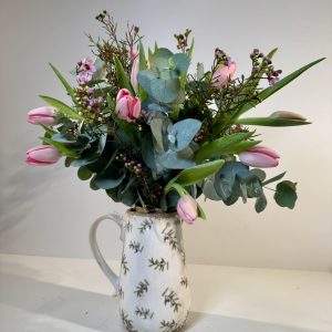 Jarra con tulipanes rosas o blancos, acompañados con verdes variados ideal para regalos, decoración