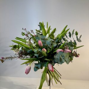 Bouquet de tulipanes rosa, blanco y verdes variados.