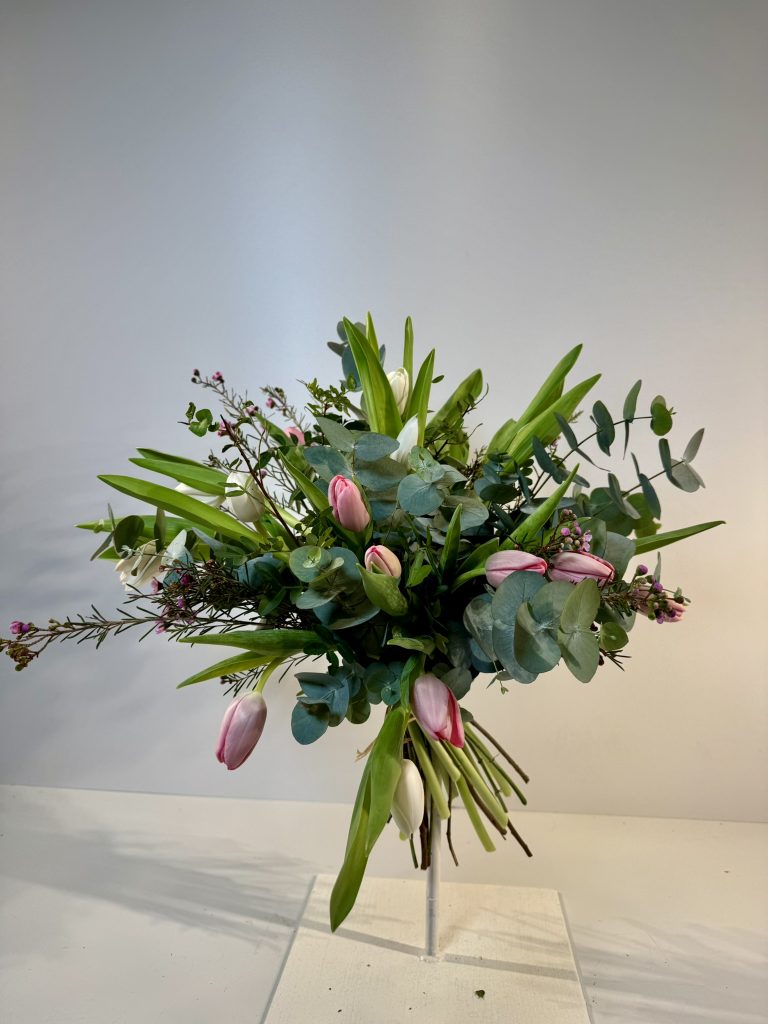 Bouquet de tulipanes rosa, blanco y verdes variados.