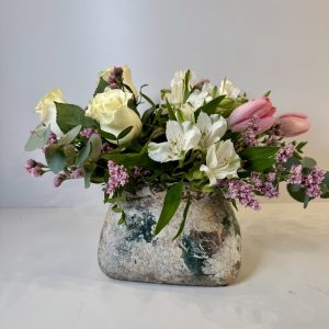 centro de mesa rustico con lilium, rosas, tulipanes, etc.