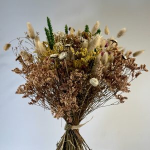 Ramo de flores secas en tonos suaves y un toque de verde