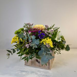 Caja de madera con flores naturales, arreglo para el día de la madre