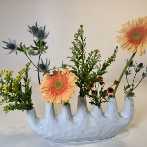 Florero rectangular de 37cm de largo con flores naturales